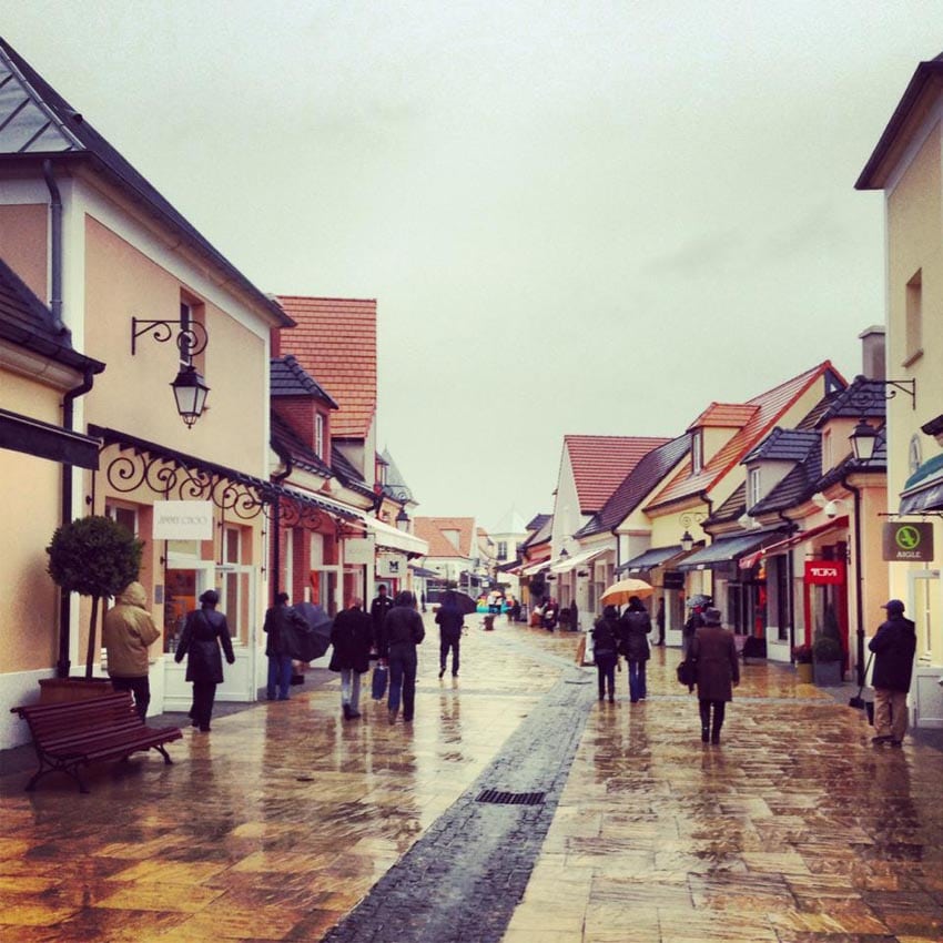 Аутлет Виладж Париж. Сад ла Валле la Vallee Франция. La Vallee Village Outlet shopping.